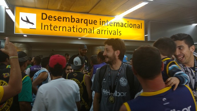 Mogi das Cruzes basquete desembarque Aeroporto de Guarulhos  (Foto: Vitor Geron)