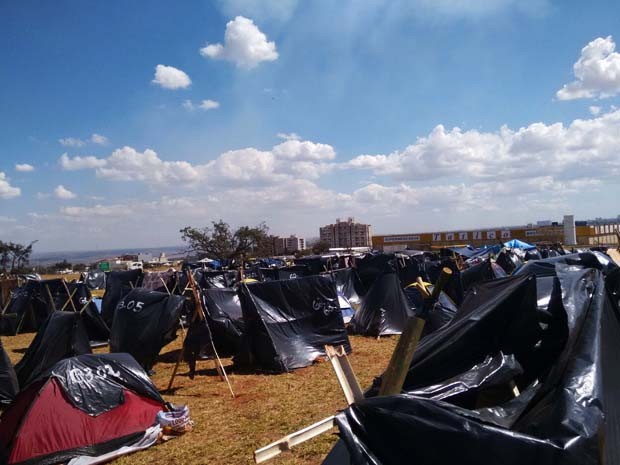 Integrantes do MTST acampado em terreno público em Samambaia, no Distrito Federal  (Foto: Eduardo Borges/Arquivo Pessoal)