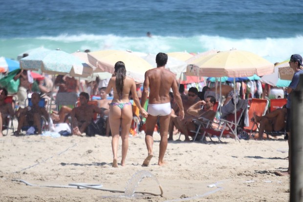  Renato Gaúcho e sua filha na praia de Ipanema, RJ (Foto: Rodrigo dos Anjos / AgNews)