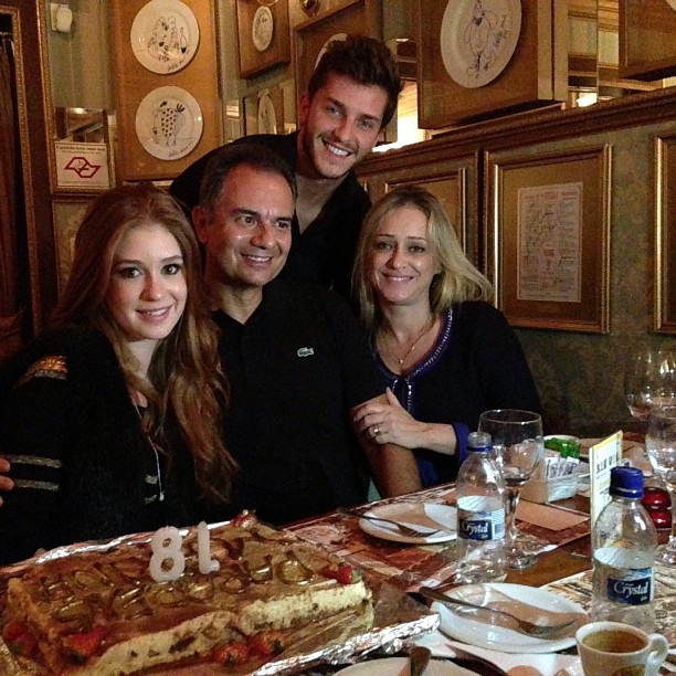Marina Ruy Barbosa com Klebber Toledo e os pais Gioconda e Paulo em restaurante em São Paulo (Foto: Instagram/ Reprodução) Marina Ruy Barbosa com Klebber Toledo e os pais Gioconda e Paulo em restaurante em São Paulo (Foto: Instagram/ Reprodução)