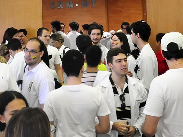 Profissionais e estudantes se reuniram na sede do CRM na tarde desta quarta (3). (Foto: Renê Dióz/G1)