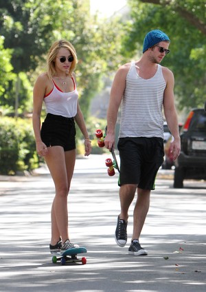 Miley Cyrus anda de skate com o noivo, Liam Hemsworth, em Los Angeles, nos Estados Unidos (Foto: Grosby Group/ Agência)