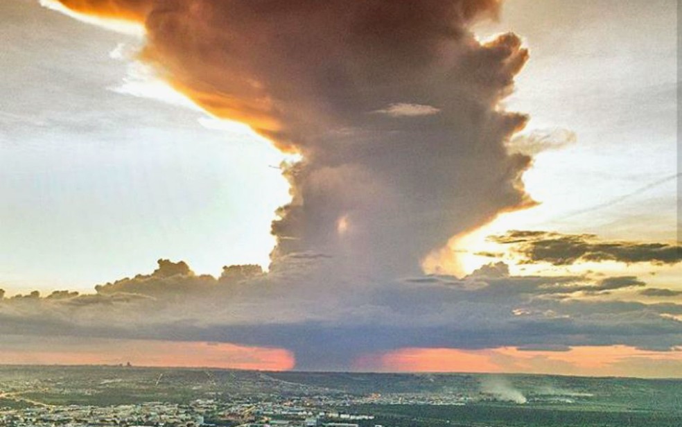 Núvem gigante tampa pôr do sol e reflete luminosidade em Brasília (Foto: Minha Capital/Reprodução)