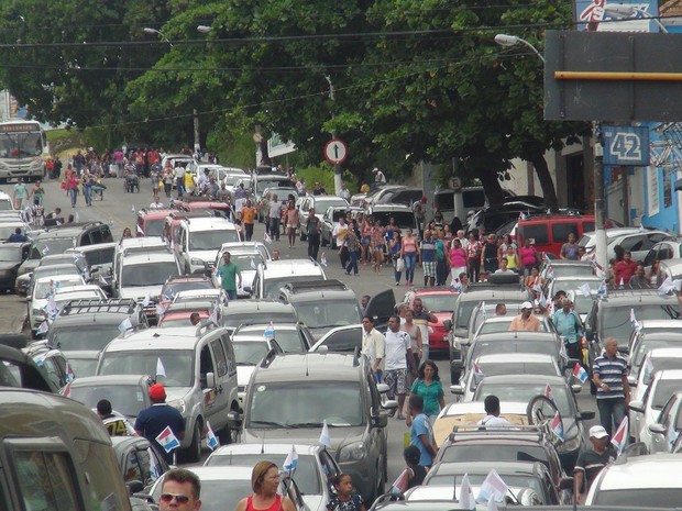 Passageiros saem dos ônibus que ficaram parados por causa do congestionamento. (Foto: Roberta Cólen/G1)