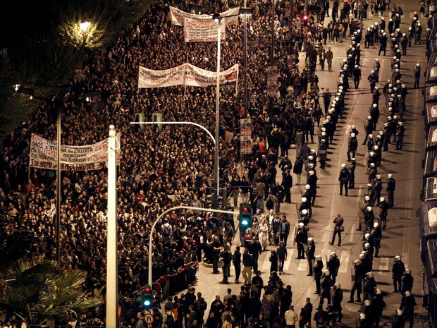 Visão geral da marcha de protesto que marca o 41º aniversário de uma revolta estudantil de 1973 contra a ditadura militar em frente à embaixada dos EUA em Atenas, na Grécia (Foto: Alkis Konstantinidis/Reuters) Visão geral da marcha de protesto que marca o 41º aniversário de uma revolta estudantil de 1973 contra a ditadura militar em frente à embaixada dos EUA em Atenas, na Grécia (Foto: Alkis Konstantinidis/Reuters)