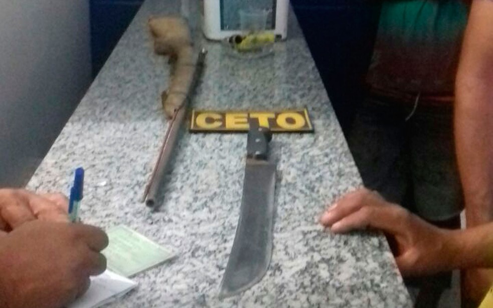 Espingarda e fac&atilde;o tamb&eacute;m foram apreendidos (Foto: Divulga&ccedil;&atilde;o / PM)