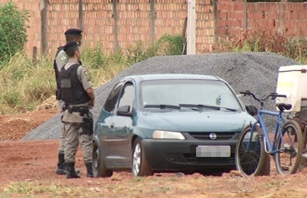 G1 PM faz buscas por três detentos que fugiram a pé de presídio em