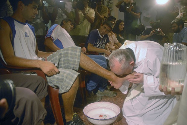 Cinco anos antes de se tornar o Papa Francisco I, o padre Jorge Bergoglio beija os pés de viciados em drogas durante missa de lava-pés em Buenos Aires (Foto: AP)