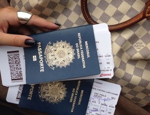 Laryssa posta em rede social a foto dos passaportes dela e da amiga, no momento que embarcaram para Barcelona. (Foto: Reprodução/Facebook)