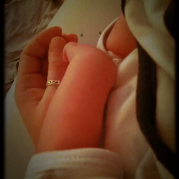 Alinne Moraes posta vídeo de maozinha de bebê (Foto: Instagram / Reprodução)