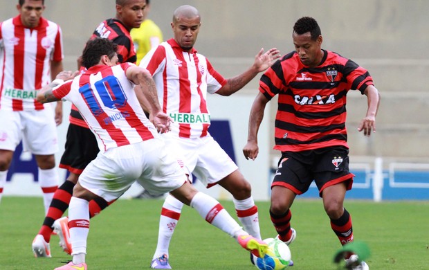 Leleu do Atlético GO e Jorginho do Náutico (Foto: Carlos Costa / Ag. Estado)