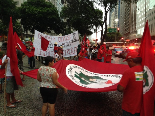 Grupo levou faixas e cartazes contra o leilão do petróleo (Foto: Káthia Mello/G1)