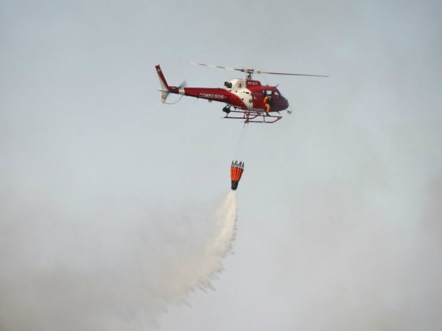 Helicóptero dos Bombeiros jogando águas nas áreas atingidas por incendio (Foto: Corpos de Bombeiros-DF/Divulgação)