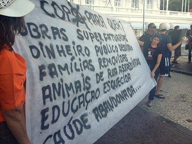 Manifestantes mostram cartazes (Foto: Alba Valéria Mendonça/G1)