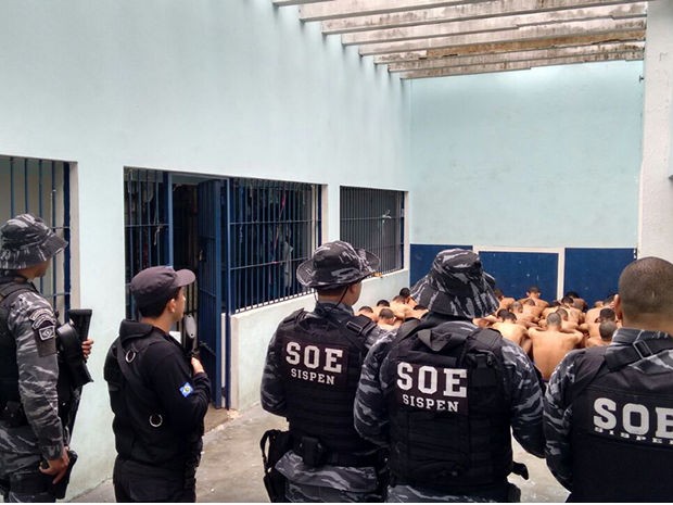 Reeducandos foram retirados da cela e ficaram no pátio da unidade.  (Foto: Assessoria/Sejudh)