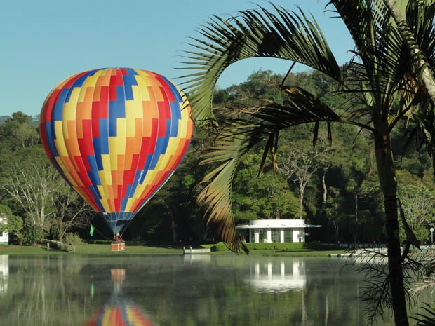 Prática de balonismo sobre o Parque das Águas, principal ponto turístico de São Lourenço. (Foto: Luiz Cláudio Maciel/Divulgação)