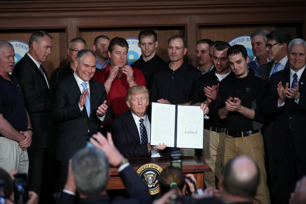Donald Trump exibe nesta terça-feira (28) decreto assinado por ele que revoga políticas climáticas da era Obama (Foto: REUTERS/Carlos Barria)