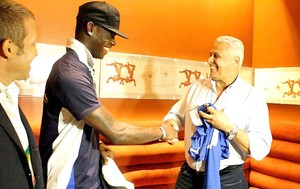 Balotelli troca camisas com Dinamite (Foto: Divulgação / site oficinal do Vasco)