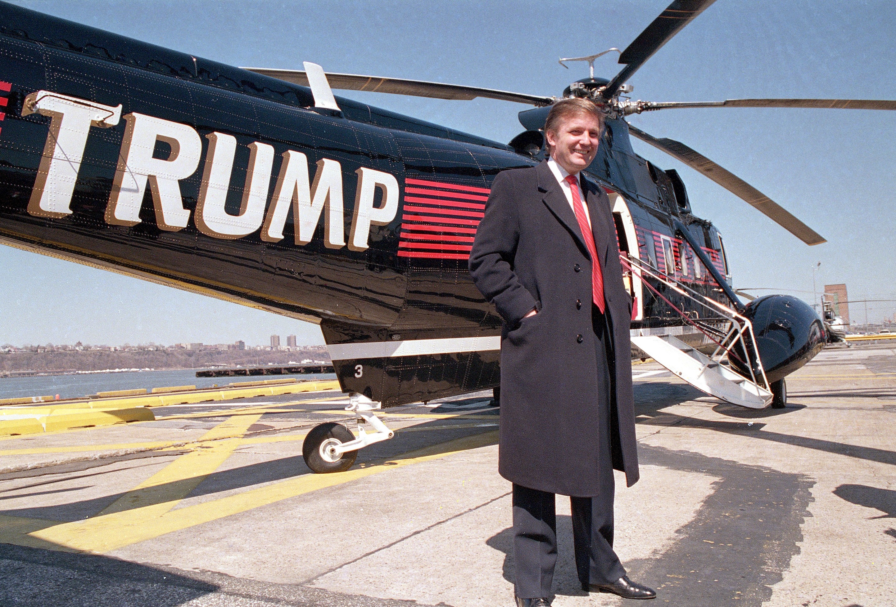 donald Trump diante de seu helicóptero, em 1988 (Foto: AP)