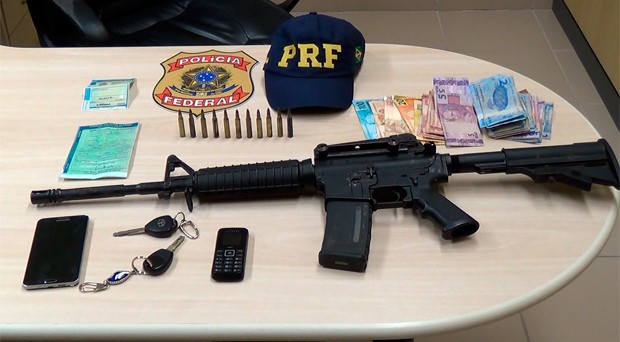 Segundo a Polícia Federal, fuzil apreendido é armamento utilizado em guerra (Foto: Divulgação/PF)