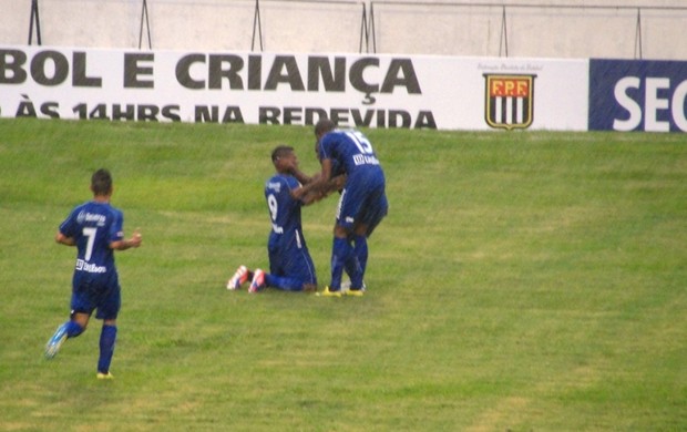 Romário comemora o gol do São Caetano no ensopado gramado do Martins Pereira. (Foto: Arthur Costa/ Globoesporte.com)