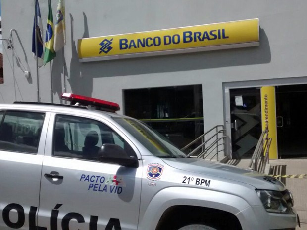 Agência do Banco do Brasil em Amaraji foi assaltada durante a madrugada (Foto: Camila Torres / TV Globo)