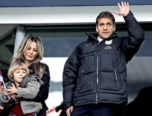 Stiliyan Petrov assiste a partida do Chelsea contra o Aston Villa (Foto: AFP)
