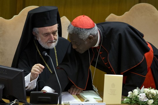 O bispo metropolitano de Pergamon John Zizioulas, da Igreja Ortodoxa de Constantinopla, e o cardeal Peter Turkson, da Igreja Católica, apresentam o texto da encíclica do papa Francisco sobre ecologia (Foto: Andrew Medichini/AP) O bispo metropolitano de Pergamon John Zizioulas, da Igreja Ortodoxa de Constantinopla, e o cardeal Peter Turkson, da Igreja Católica, apresentam o texto da encíclica do papa Francisco sobre ecologia (Foto: Andrew Medichini/AP)