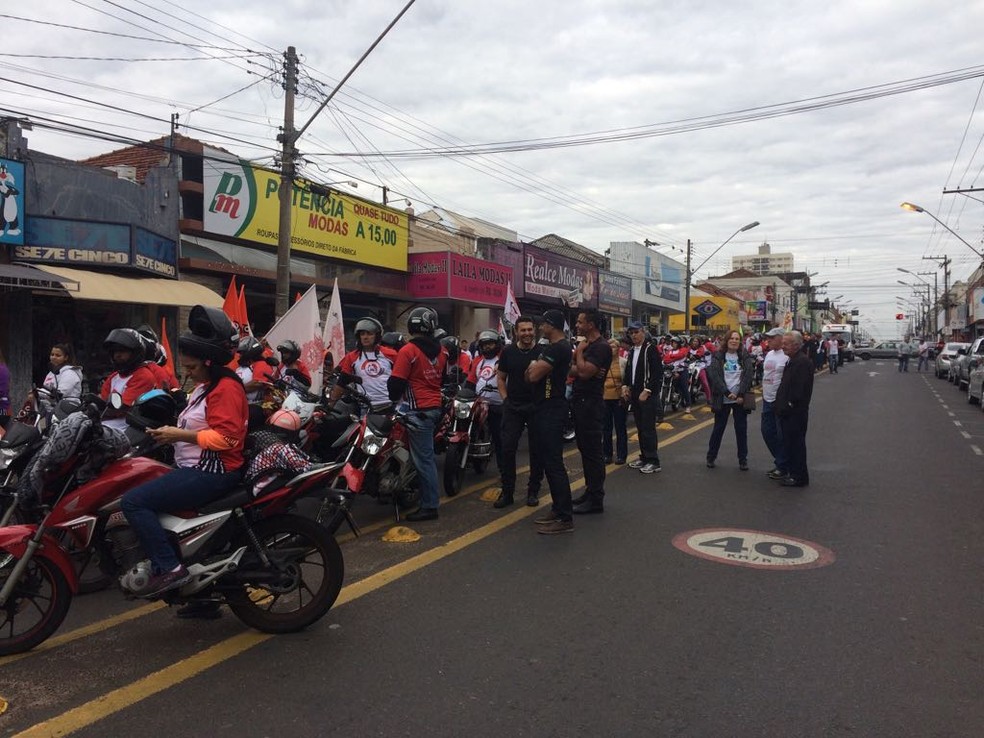 Em Tupã, os manifestantes saíram em carreata pelo centro (Foto: Guilherme Lopes / TV TEM )