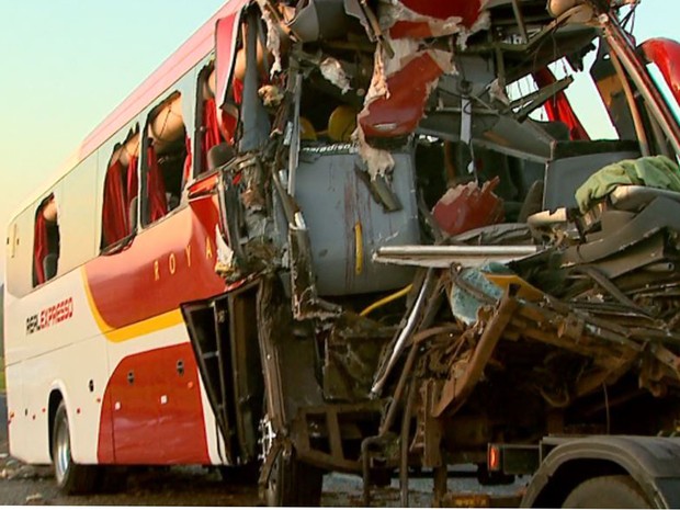 SP: Acidente entre ônibus e caminhão mata mulher e fere 36 em Cravinhos 3 onibus cravinhos2 novo