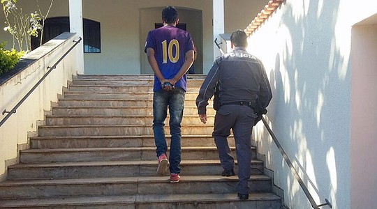 Jovem detido pela PM de São Paulo. Segundo a Folha, policial publicou imagem em seu Facebook (Foto: reprodução/Facebook/Folha de S. Paulo)