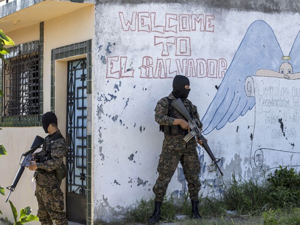 Soldados vigiam esquina em uma área controlada por gangues em Ilopango, El Salvador, na segunda (31) (Foto: AP Photo/Salvador Melendez)