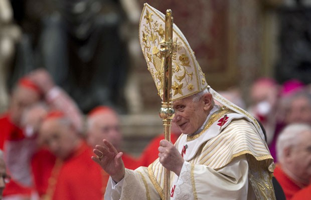 Papa Bento XVI dá benção ao chegar para celebrar a Missa de Reis no Vaticano, na Itália (Foto: Andrew Medichini/AP)