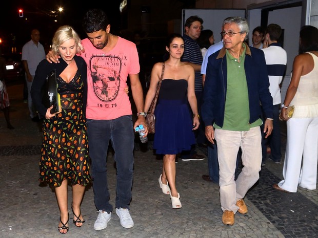 Acompanhados, Paula Burlamaqui e Caetano Veloso vai ao teatro na Zona Sul do Rio (Foto: Marcello Sá Barreto/ Ag. News)
