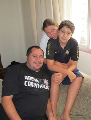 Torcedor do Corinthians Marcos Maccapani Fernandes com família (Foto: Daniel Romeu / globoesporte.com)