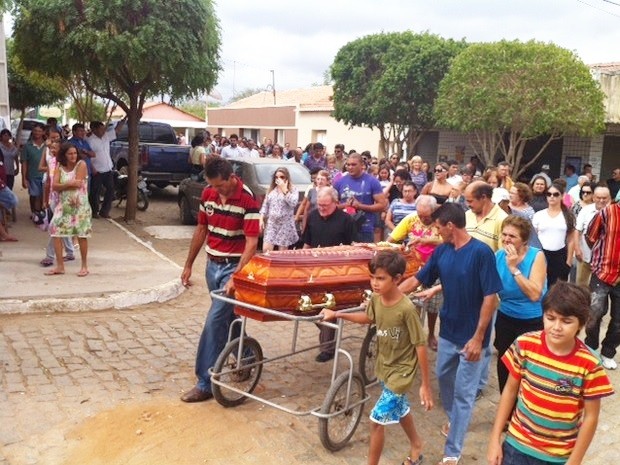Familiares e amigos acompanharam o enterro da advogada Vanessa Ricarda (Foto: Anderson Barbosa/G1)
