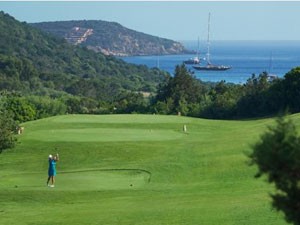 Campo de golfe na Sardenha, na Itália (Foto: Reprodução/Pevero Golf Club)