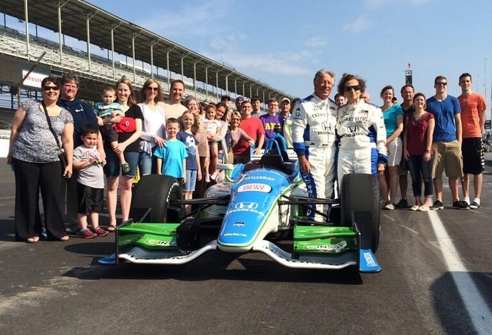 Mario Andretti posa ao lado de Edith Pittenger, de 102 anos, e sua família (Foto: Reprodução / Twitter)