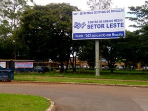 Fachada do Centro de Ensino Médio Setor Leste, na L2 Sul (Foto: Mateus Rodrigues/G1)