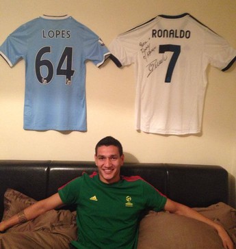 Rony Lopes posa com presente de Cristiano Ronaldo (Foto: Arquivo Pessoal)