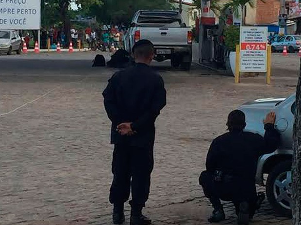 Explosivo em carro em Barra do Pijuca, Bahia (Foto: Polícia Militar / Divulgação)