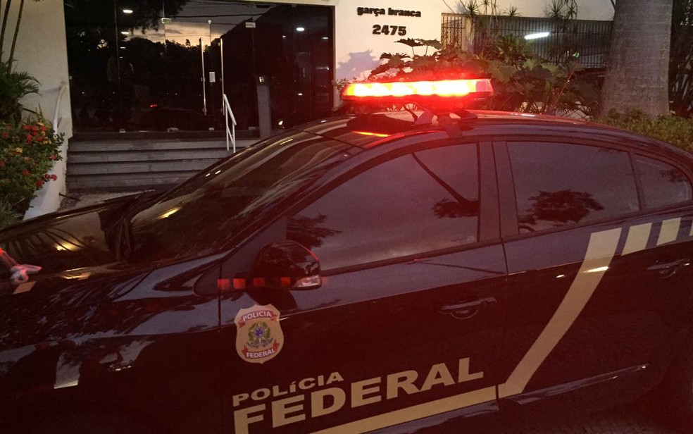 Policiais cumprem mandados de prisão e de busca e apreensão em vários endereços no Rio (Foto: Fernanda Rouvenat / G1)