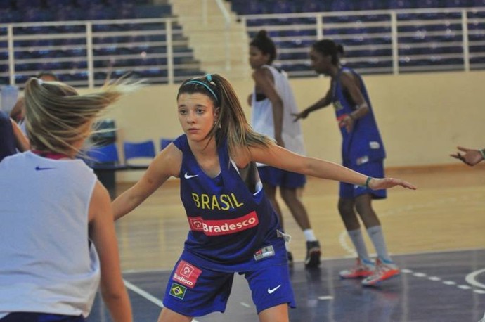 Anna Beatriz integra o time nacional e é filha da técnica Christi Ane Hammerschmidt (Foto: CBB / Dilvulgação)
