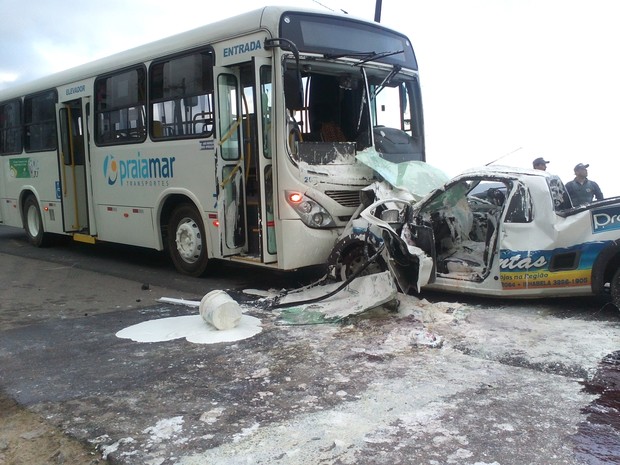 Ônibus e carro bateram de frente na SP-55 na tarde desta quarta-feira (11) em Caraguatatuba. (Foto: Wellington Araújo/arquivo pessoal)