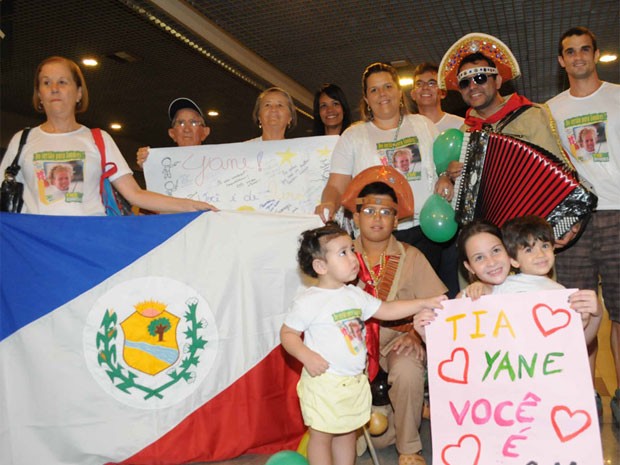 Família de Yane compareceu em peso ao aeroporto (Foto: Aldo Carneiro / Pernambuco Press)