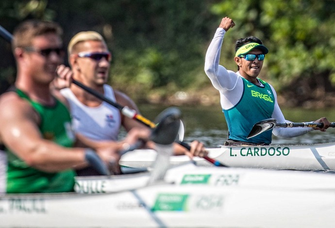 Descrição da imagem: Luis Carlos Cardoso comemora após competir prova na Lagoa (Foto: Marcio Rodrigues/MPIX/CPB)