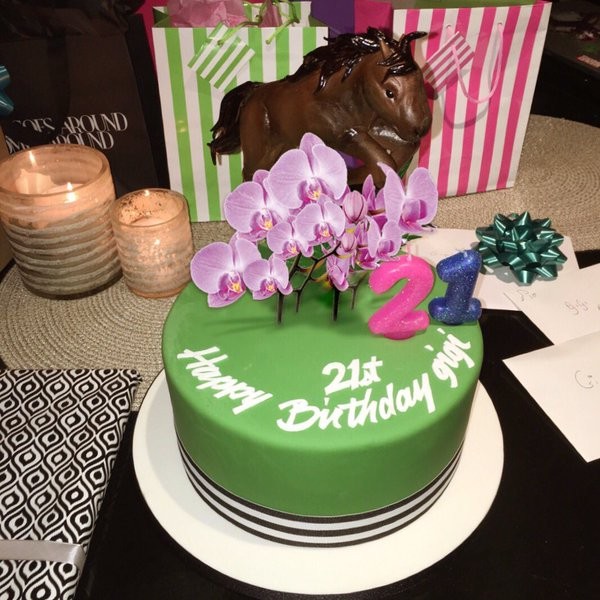 Gigi Hadidi ganhou bolo de aniversário decorado com flores do namorado (Foto: Reprodução/Instagram)