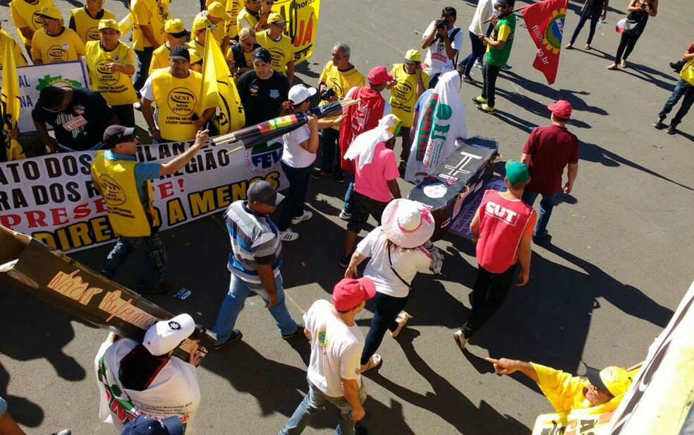 Manifestantes carregam caixão pela Esplanada dos Ministérios, onde fazem concentração para ato contra reformas do governo Temer (Foto: Beatriz Pataro/G1)
