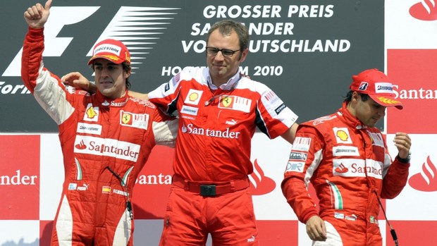 Chefe da Ferrari com Alonso e Massa no pódio da Alemanha em 2010: situação constrangegora (Foto: AFP) Chefe da Ferrari com Alonso e Massa no pódio da Alemanha em 2010: situação constrangegora (Foto: AFP)