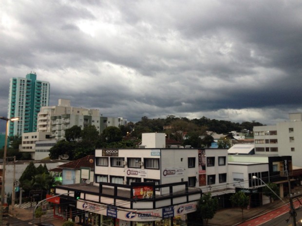 Após o temporal da noite de segunda-feira (13), o dia amanheceu com ventos e nuvens carregadas em Francisco Beltrão (PR) nesta terça-feira (14) (Foto: Michelli Arenza / RPC)